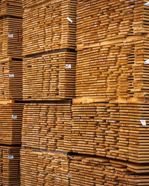 Tumpukan papan kayu