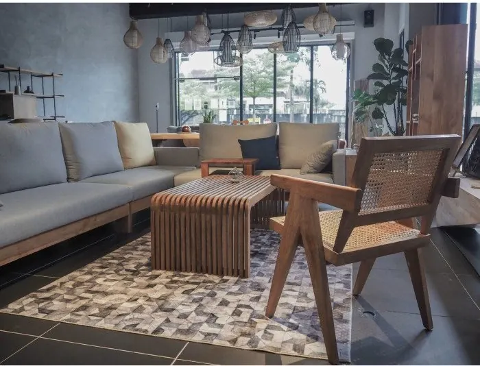 Sillas Andorra de teca y rattan en una zona lounge