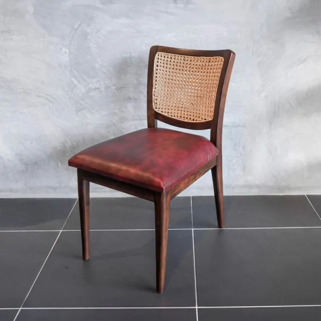 Silla de comedor Empress de teca, rattan y piel sintética, de Mobelindo