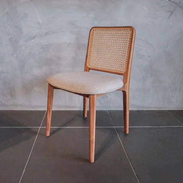 Silla de comedor Heim de teca, rattan y tela, de Mobelindo