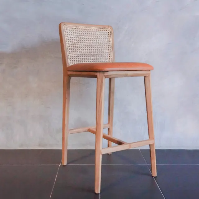 Silla de bar Heim de teca, rattan y piel, de Mobelindo