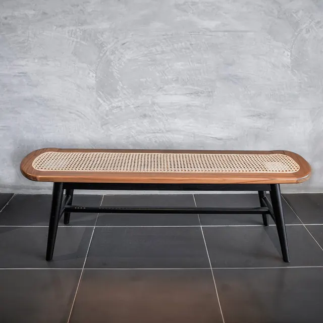 Banco HeimB con estructura de teca y asiento de rattan, de Mobelindo