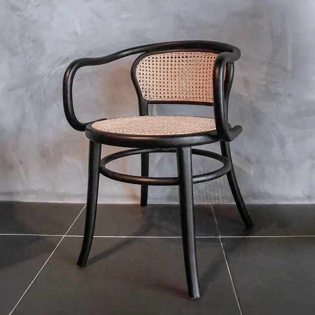 Silla de comedor Thone Arm de teca y rattan, de Mobelindo