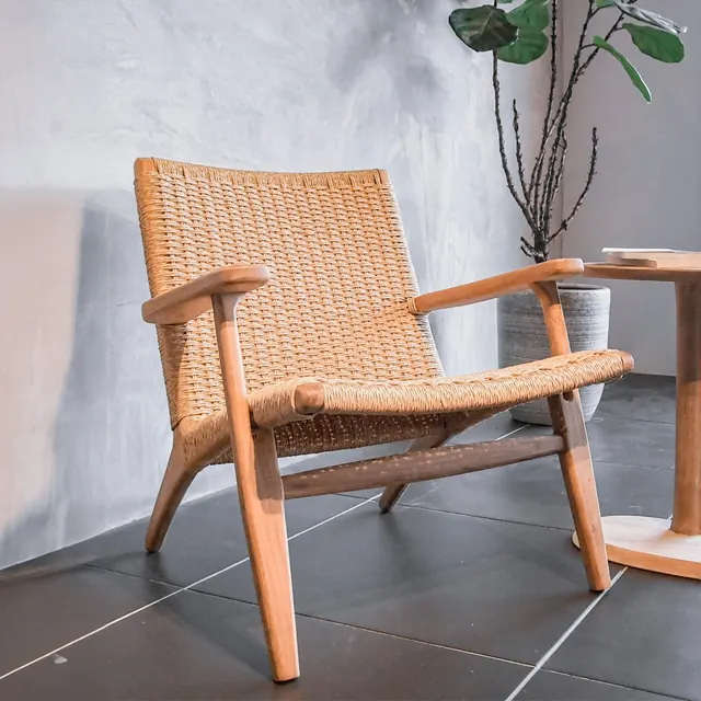 Poltrona Lum em teca e papercord tecido, da Mobelindo
